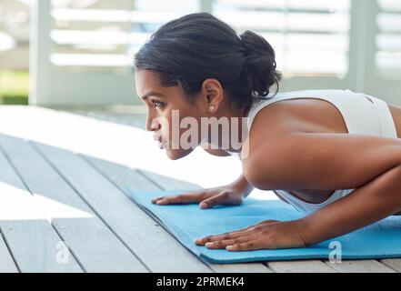 Bleiben Sie konsequent und Sie werden Ergebnisse sehen. Eine sportliche junge Frau arbeitet. Stockfoto