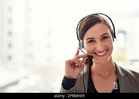 Hier, um Ihnen den zuverlässigsten Support zu bieten. Porträt eines jungen Support-Agenten, der in einem Büro arbeitet. Stockfoto