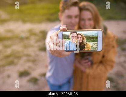 Ein glückliches junges Paar, das ein Selfie im Freien macht. Stockfoto