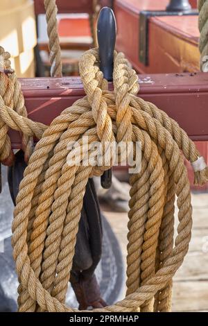 Das historische Segelboot Fregatten Jylland - Nationalschatz. Detail des alten dänischen Schiffs Fregatten Jylland, Nationalschatz und Touristenattraktion in der Stadt Ebeltoft, Dänemark. Stockfoto