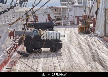 Das historische Segelboot Fregatten Jylland - Nationalschatz. Detail des alten dänischen Schiffs Fregatten Jylland, Nationalschatz und Touristenattraktion in der Stadt Ebeltoft, Dänemark. Stockfoto