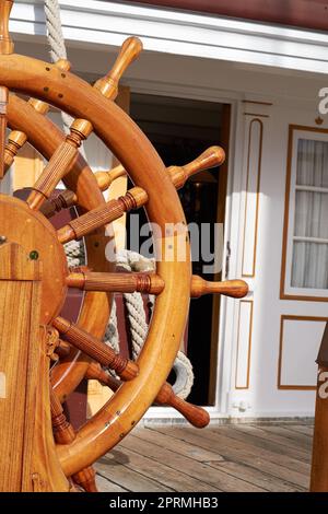 Das historische Segelboot Fregatten Jylland - Nationalschatz. Detail des alten dänischen Schiffs Fregatten Jylland, Nationalschatz und Touristenattraktion in der Stadt Ebeltoft, Dänemark. Stockfoto