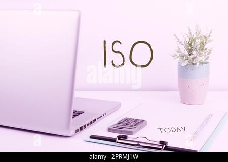 Schild mit ISO, Word für internationale Normung Design, um Produkte Dienstleistungen besser zu machen Stockfoto