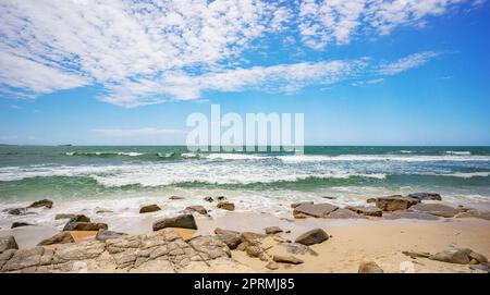 Blick vom Alexandra Headland, Maroochydore aus auf den Horizont des Pazifischen Ozeans. Der Himmel ist blau mit inspirierenden weißen Wolken, das Meerwasser ist es Stockfoto