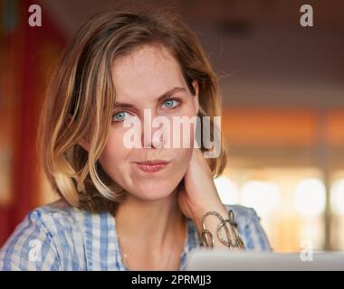 Diese schlechte Verbindung schont mich sehr. Eine junge Frau, die bei der Verwendung ihres Laptops zu Hause genervt aussieht. Stockfoto