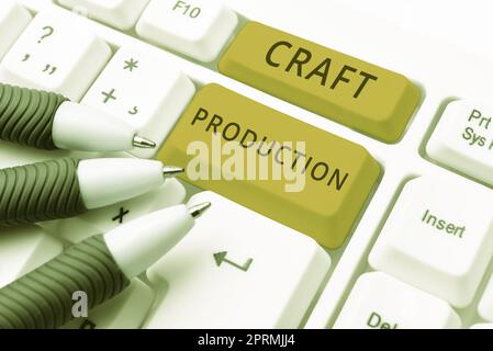 Handschriftentext Craft Production, Wort geschrieben über die Bereitstellung von zeigen mit der Art von Inhalten, die sie re Begierde abstrakte Schreibkraft üben Geschwindigkeit tippen, Stockfoto