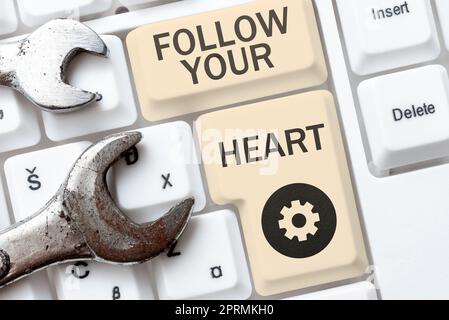 Konzeptionelle Darstellung Folge deinem Herzen, Wort für Motivation, das Richtige zu tun und deinen Wunsch zu erfüllen abstrakte Schreibkraft Üben Speed Typing, Programm Stockfoto