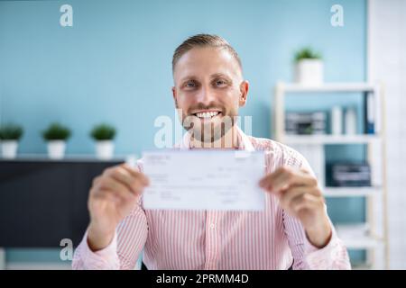 Gehaltsscheck, Gehaltsscheck Oder Versicherungsprüfung Wird Gehalten Stockfoto