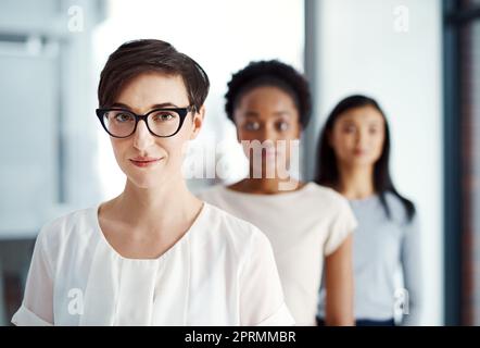 Wir stehen als Einheit zusammen. Porträt eines vielfältigen Teams von Fachleuten, die in einem Büro zusammenstehen. Stockfoto