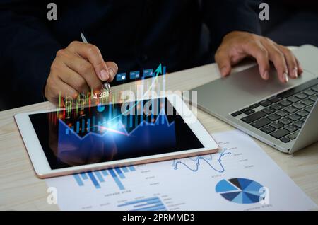 Finanzen Börsenhandel Investition Forex Austausch Diagrammanalyse Digitale Berichttechnologie Geschäftskonzept. Geschäftsmann mit Computer-Laptop. Stockfoto