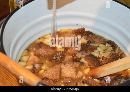 Moonshine Destillate und Teile zur Herstellung von destilliertem Alkohol Stockfoto