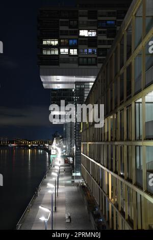 Blick auf die beleuchtete Promenade vom Balkon des Kranhauses in Deutschland bei Nacht Stockfoto