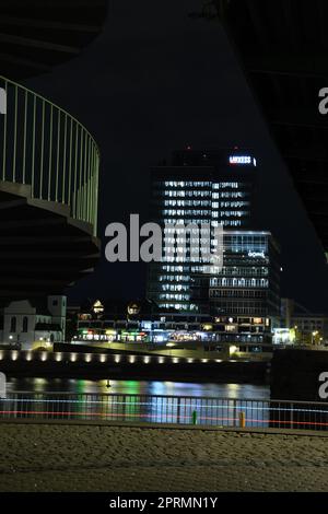 LANXESS-Hauptsitz über dem Rhein und der Deutzer-Brücke in Köln Stockfoto