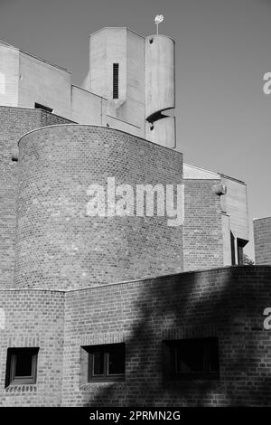 Vertikale Graustufenaufnahme eines Kirchturms mit einer Wendeltreppe Stockfoto