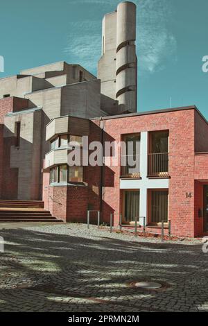 Vertikale Aufnahme eines Kirchturms mit einer Wendeltreppe Stockfoto