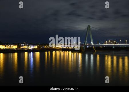 Severinsbrücke und Rhein bei Nacht in Köln Stockfoto