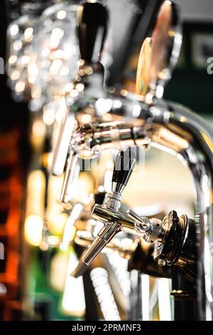 Nahaufnahme eines Bierzapfes in einer Bar. Stockfoto