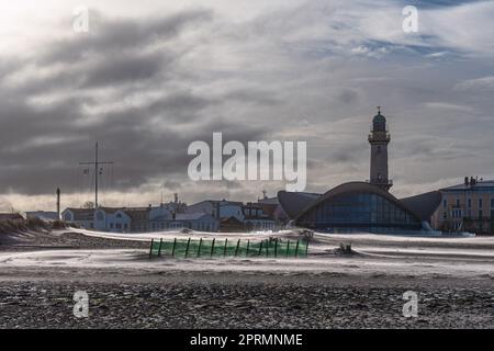 Leuchtturm am Ufer der Ostsee in Warnemünde, Deutschland. Stockfoto