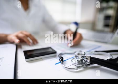 Medical Hospital Bill And Expenses Calculator Stockfoto