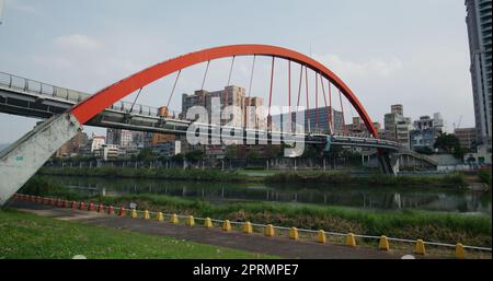 Taipei, Taiwan, 04. März 2022: Regenbogenbrücke über den Keelung River Stockfoto