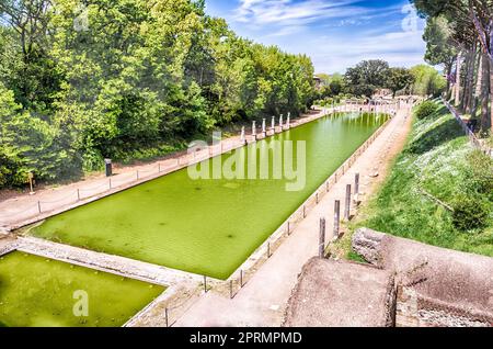 Die alten Pool aufgerufen, Canopus, durch die griechischen Skulpturen in der Villa Adriana (die Hadriansvilla), Tivoli, Italien umgeben Stockfoto