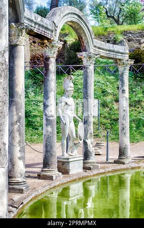 Griechische Statue von Ares mit Blick auf die alten Pool aufgerufen, Canopus, in der Villa Adriana (die Hadriansvilla), Tivoli, Italien Stockfoto