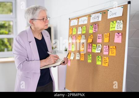 Kanban Business Board Wird An Die Wand Geschrieben Stockfoto