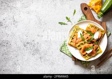 Belgische Waffeln mit Zucchini und Gemüse mit Hüttenkäse und salztem Lachs Stockfoto