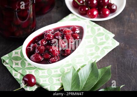 Kirschmarmelade und frische Kirschen in einer Schüssel, hausgemachte Konfitüren Stockfoto