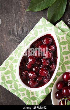 Kirschmarmelade und frische Kirschen in einer Schüssel, hausgemachte Konfitüren Stockfoto