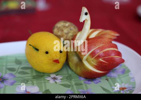 Tierförmige Dekorationen aus Obst und Gemüse Stockfoto