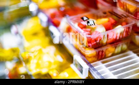 Pakete mit Obst in einem handelsüblichen Kühlschrank Stockfoto