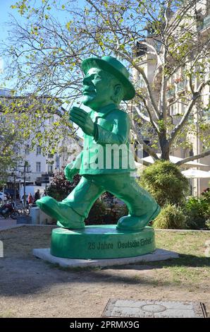 Wiesbaden, Deutschland - 09.30.2018: Grüner Ampelmann als Symbol für die deutsche Wiedervereinigung in Wiesbaden, deutschland, vom Künstler Ottmar Hoerl. Stockfoto