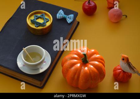 Herbstliche Leckereien für das jüdische Neujahr Rosh Hashanah der Symbole im Feiertag Stockfoto