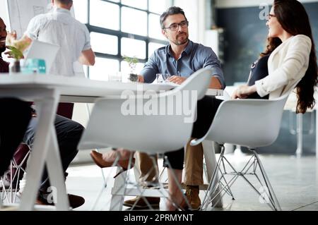 Ideen in das Meeting einbringen. Eine Gruppe von Geschäftsleuten trifft sich im Sitzungssaal. Stockfoto