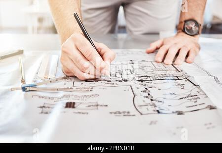 Zeichnen von Bauplänen, Planen von Architekturentwürfen auf Papier und Schreiben von Notizen zum Baudokument auf dem Tisch im Arbeitsbüro. Designer, Architekt und Baumeister mit Renovierungsstrategie Stockfoto