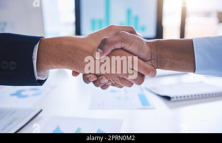 Hand von Geschäftsleuten, Partnerschaft und Handschlag für die Vereinbarung über B2B-Firmenvertrag. Fusionserfolg, Zusammenarbeit und Handschlag bei Teamwork Strategie Business Meeting mit Diagrammen und Daten Stockfoto