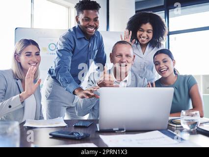 Geschäftsleute winken, Videokonferenzen und Laptop-Meetings für globales Webinar, Online-Kommunikation und virtuelle Planung. Viel Spaß bei der Internetberatung, dem Technologieteam und der Zusammenarbeit mit Diversity Stockfoto