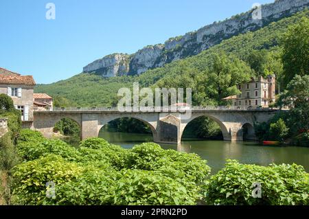 Alte Steinbrücke von Saint-Antonin-Noble-Val, überqueren die Aveyron-Schluchten, vor den Klippen des Anglars Stockfoto