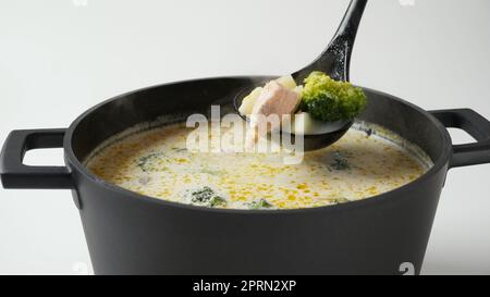 Cremige Fischsuppe mit Lachs, Kartoffeln, Zwiebeln, Karotten, Dill und Brokkoli in einem Topf. Kalakeitto - traditionelles Gericht der finnischen Küche. Gesund Stockfoto