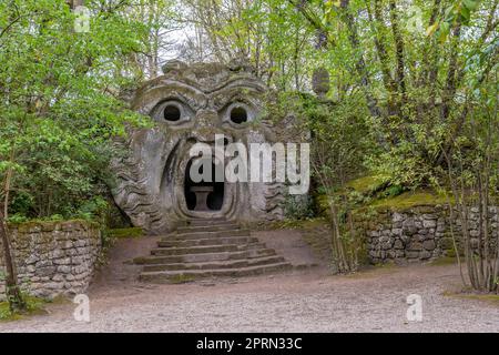 Die antike Statue, die den Oger repräsentiert, im Monsterpark in Bomarzo, Italien (Übersetzung: Jeder Gedanke fliegt) Stockfoto