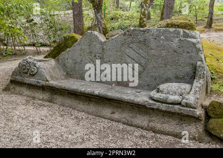 Eine alte Steinbank mit Wappen im Park der Monster in Bomarzo, Italien Stockfoto