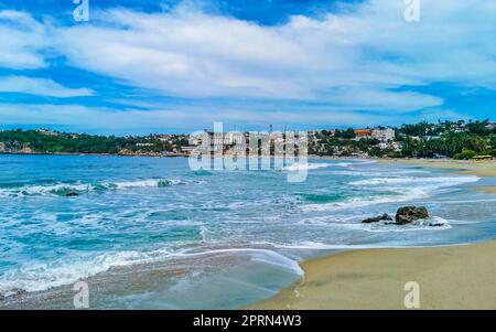 Extrem schöne riesige Surfer Wellen am Strand in Zicatela Puerto Escondido Oaxaca Mexiko. Stockfoto