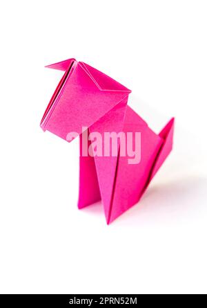 Rosa Papier Hund Origami isoliert auf einem weißen Hintergrund. Stockfoto