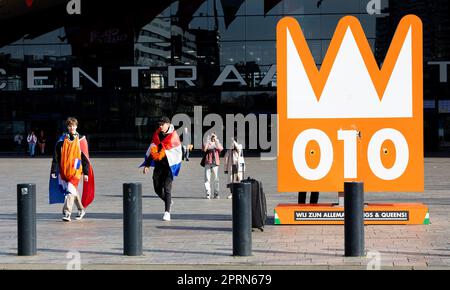 ROTTERDAM - Orangene Fans kommen am Rotterdamer Hauptbahnhof an, um an der Feier des Königstags teilzunehmen. Der Besuch der königlichen Familie in der Stadt kennzeichnete Willem-Alexanders zehnjährige Herrschaft. ANP IRIS VAN DEN BROEK niederlande raus - belgien raus Stockfoto