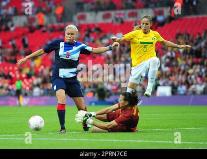 Dateifoto vom 31.-07-2012 von Großbritanniens Stephanie Houghton rundet Brasiliens Torhüter Andreia am vierten Tag der Olympischen Spiele 2012 in London und erzielt das Eröffnungstor im Wembley Stadium. Ausgabedatum: Donnerstag, 27. April 2023. Stockfoto