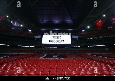 Dateifoto vom 25.-03-2021 von Einer Hommage an die während der Covid-19-Pandemie verlorenen, die während des Qualifikationsspiels der FIFA-Weltmeisterschaft 2022 im Wembley Stadium, London, gezeigt wurde. Ausgabedatum: Donnerstag, 27. April 2023. Stockfoto