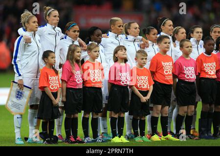 Dateifoto vom 23.-11-2014 von Englands Steph Houghton (links), der sich vor dem International Friendly im Wembley Stadium, London, mit ihrem Team zusammensetzt. England stand am 23. November 2014 beim neuen Wembley gegen Deutschland für sein erstes internationales Spiel an. Ein englisches Team nahm es mit Italien in einem Ausstellungsspiel auf, als Teil der Undercard für den Charity Shield 1990 im alten Wembley, aber - 24 Jahre später - die Löwen hatten die Spitzenposition. Ausgabedatum: Donnerstag, 27. April 2023. Stockfoto