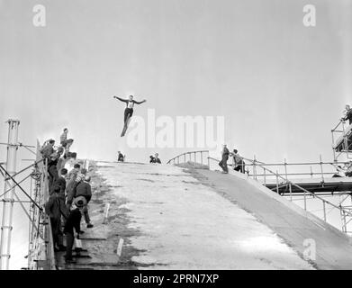 Aktenfoto von 31-05-1961 von Harry Bergqvist, 28-jähriger Versicherungsagent und Landesmeister von Schweden, fliegt ohne Flügel. Er startet von der 150 Meter hohen Skisprungschanze, die im Wembley Stadium, London, für die Internationale Skisprungschanze und Wintersportausstellung gebaut wurde. Harry kommt aus Sundsvall, Schweden. Wembley war nicht nur ein Fußballstadion. Hier nahm Harry Bergqvist, ein 28 Jahre alter Versicherungsmakler und nationaler Champion von Schweden, einen 150 Meter hohen Skisprung auf, der im Mai 1961 für die Internationale Skisprungschanze und Wintersportausstellung gebaut wurde. Ausgabedatum: Donnerstag, 27. April 2023 Stockfoto