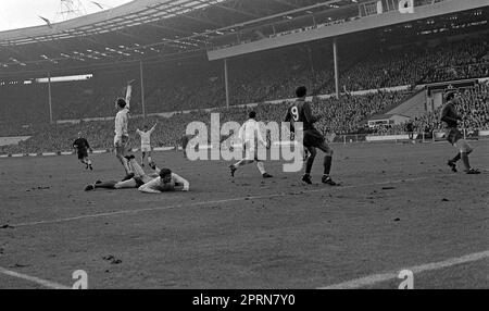 Dateifoto vom 04. Bis 03-1967 von Queens Park Rangers, dem Spieler, die das dritte und siegreiche Tor von Lazarus feiern, der sich abwendet, nachdem er den Ball im Football League Cup-Finale in Wembley an West Bromwich Albion Torwart Sheppard vorbeigebracht hat. Ausgabedatum: Donnerstag, 27. April 2023. Stockfoto